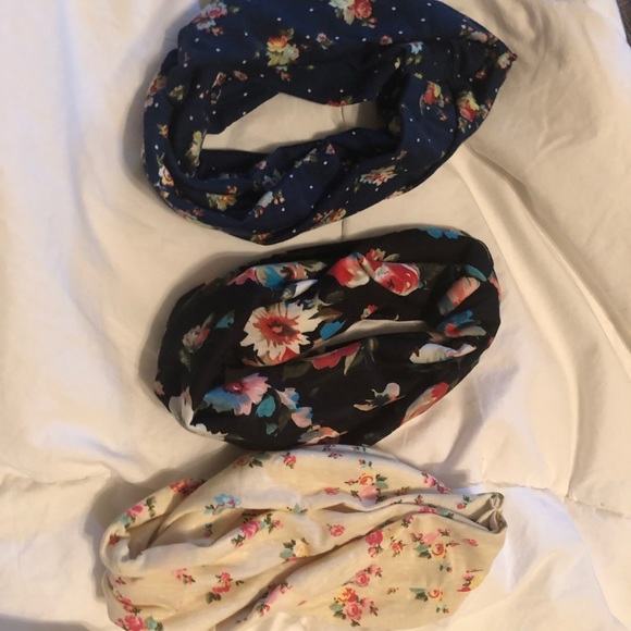 3 pack of thick looped floral headbands. - Picture 1 of 1